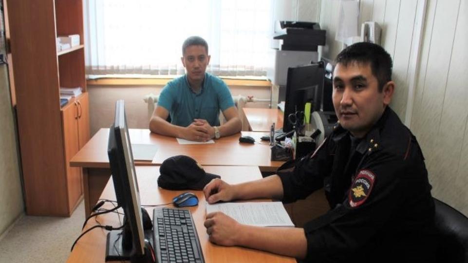 В Челябинской области полицейские спасли запертую в квартире бабушку с инсультом