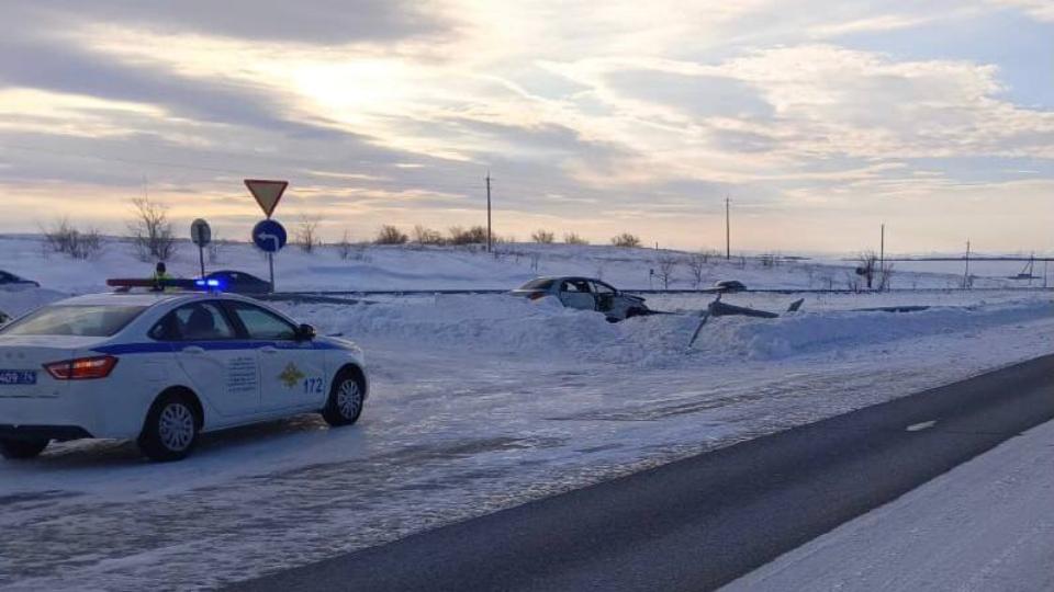 Мужчина погиб, врезавшись в дорожное ограждение на трассе в Челябинской области