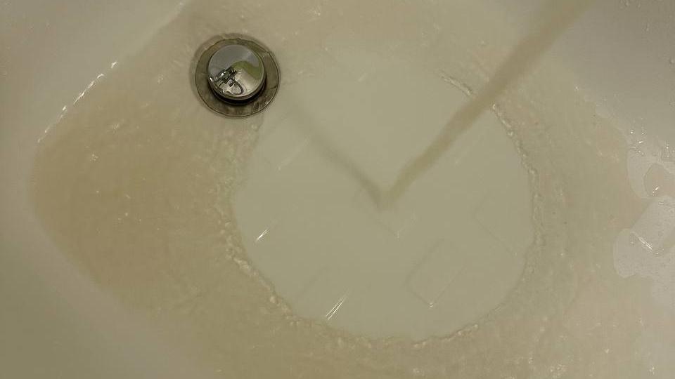 Власти Челябинска назвали причину ржавой воды в городском водопроводе