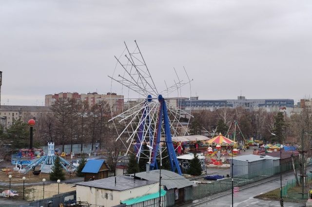 В челябинском горсаду имени Пушкина приостановлен монтаж колеса обозрения