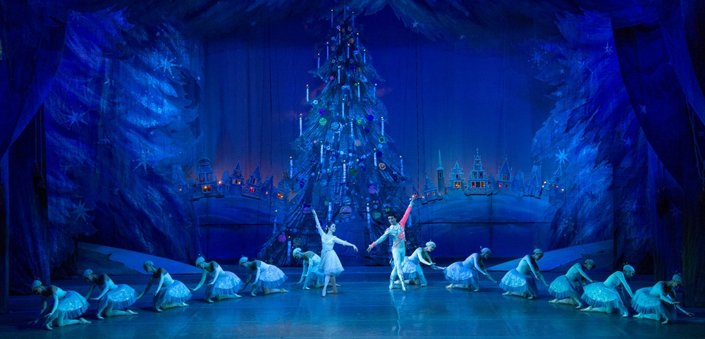 Челябинский театр оперы и балета опубликовал новогоднюю афишу