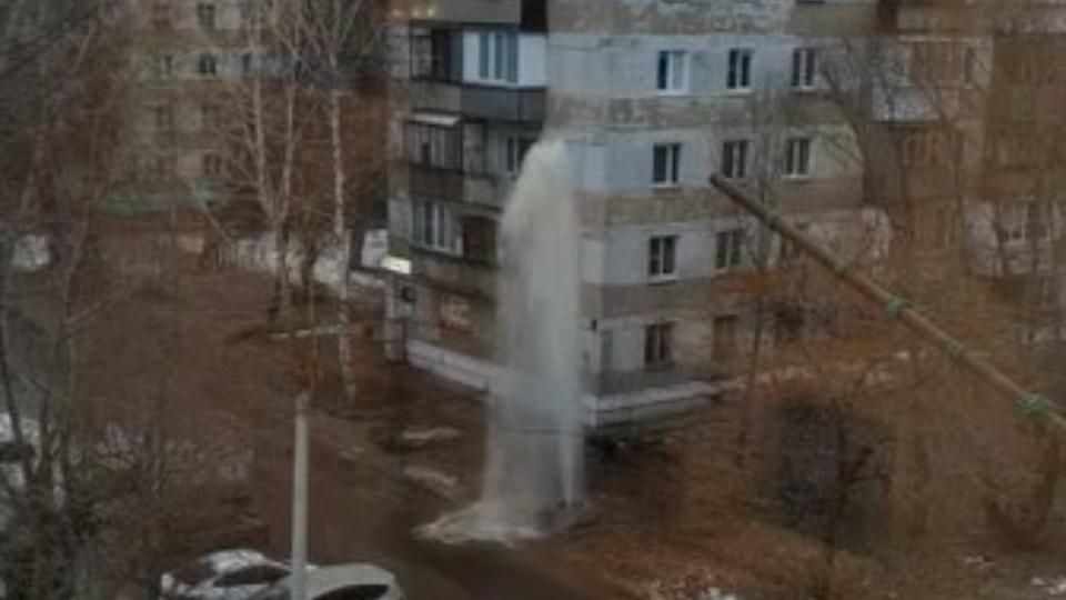 В Челябинске на ЧМЗ из‑под земли забил фонтан