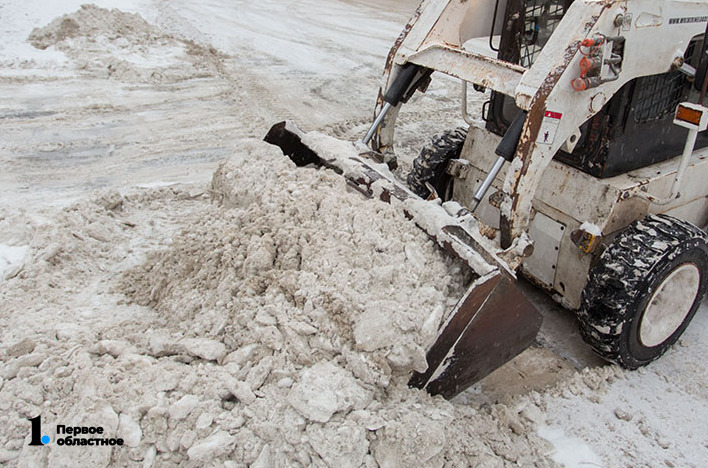 На расчистку дорог от снегопада в Челябинской области вывели почти двести единиц спецтехники