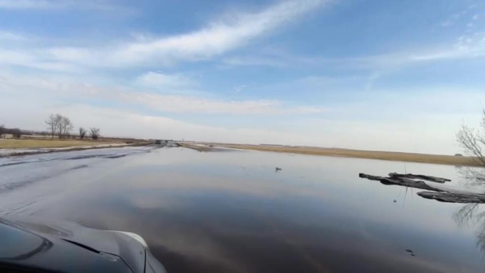 В Челябинской области весенние воды начали переливаться через дороги