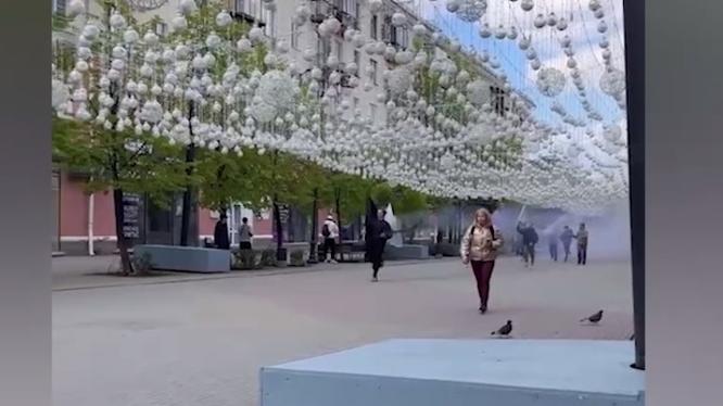 В Челябинске подростки пробежали по центру города с дымовыми шашками