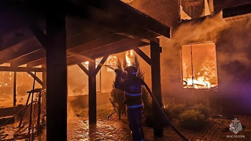Два частных дома сгорели на ночном пожаре под Челябинском