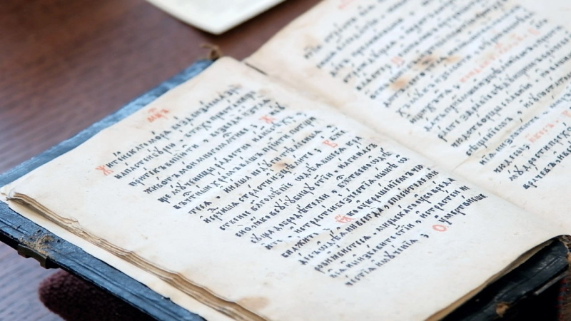 В Челябинске специалисты публичной библиотеки реставрируют старинные книги