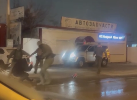 Силовики задержали на улице в Челябинске закладчика наркотиков