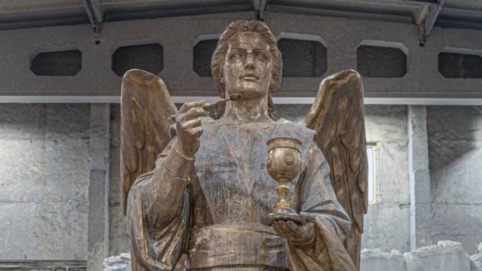 В Челябинск привезли еще три фигуры архангелов для 17‑метровой скульптуры