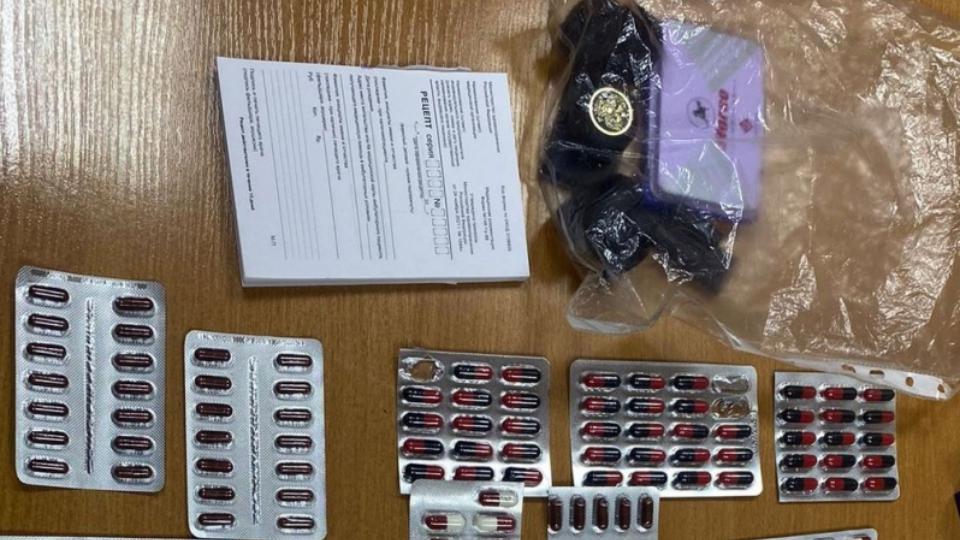 Челябинские полицейские задержали женщину, которая сбывала сильнодействующие препараты