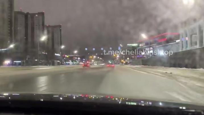 Челябинец в костюме Деда Мороза устроил заезд на елке