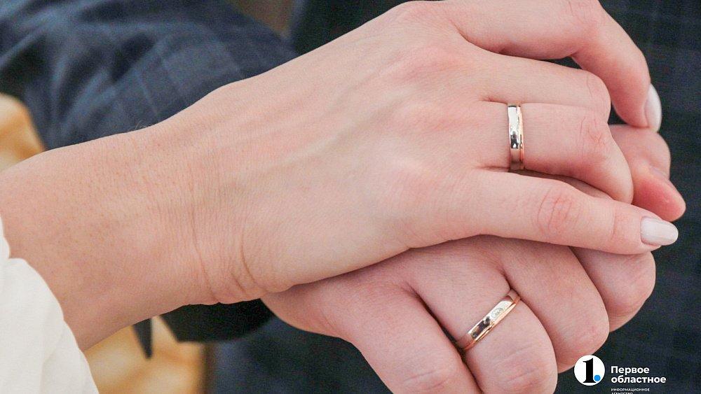 Мошенники крадут данные россиян, предлагая купить бронь на красивую дату свадьбы