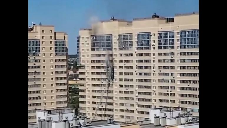 Женщину и ребенка спасли на пожаре в высотном доме в Челябинске
