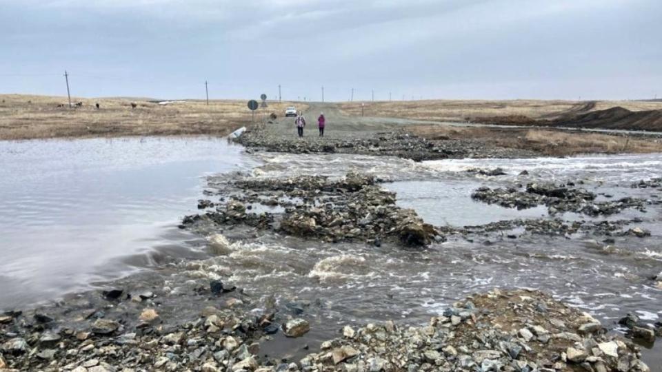 В Карталах восстановили движение по автодороге после размытия