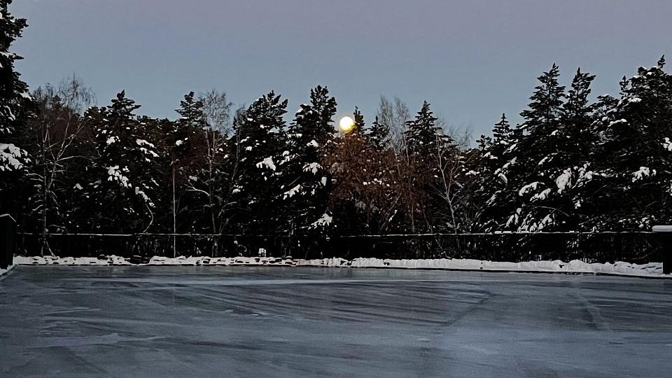 В Челябинске закрывают каток в парке Гагарина