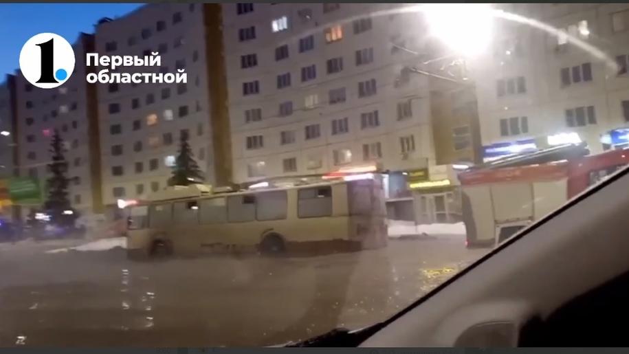 В Челябинске пожарные эвакуировали пассажиров из загоревшегося троллейбуса