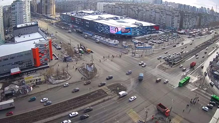 В Челябинске из‑за обрыва провода грузовиком остановилось движение трамваев