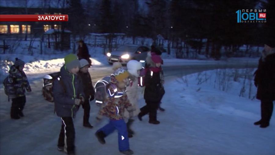 Школьники мастерят себе светоотражающие нашивки и значки