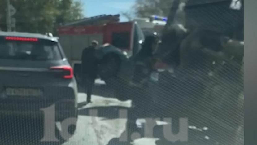 В Челябинске бетономешалка раздавила две легковушки