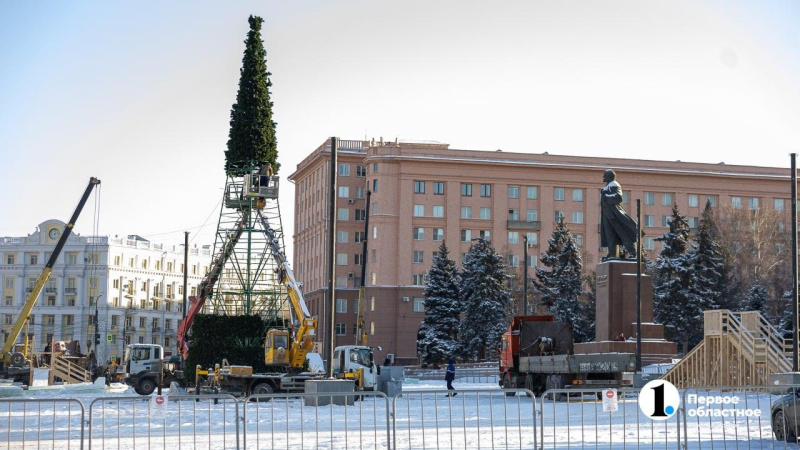 В Челябинске стартовало строительство новогоднего ледового городка на площади Революции