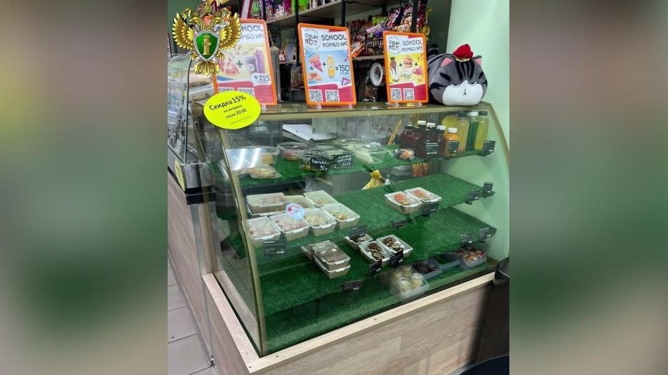 В Челябинске приостановили работу магазина суши из-за тараканов