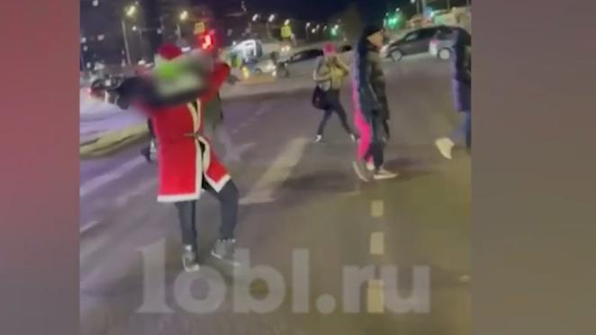 В Златоусте и Челябинске «новогодние персонажи» рекламируют наркотики прямо на улице