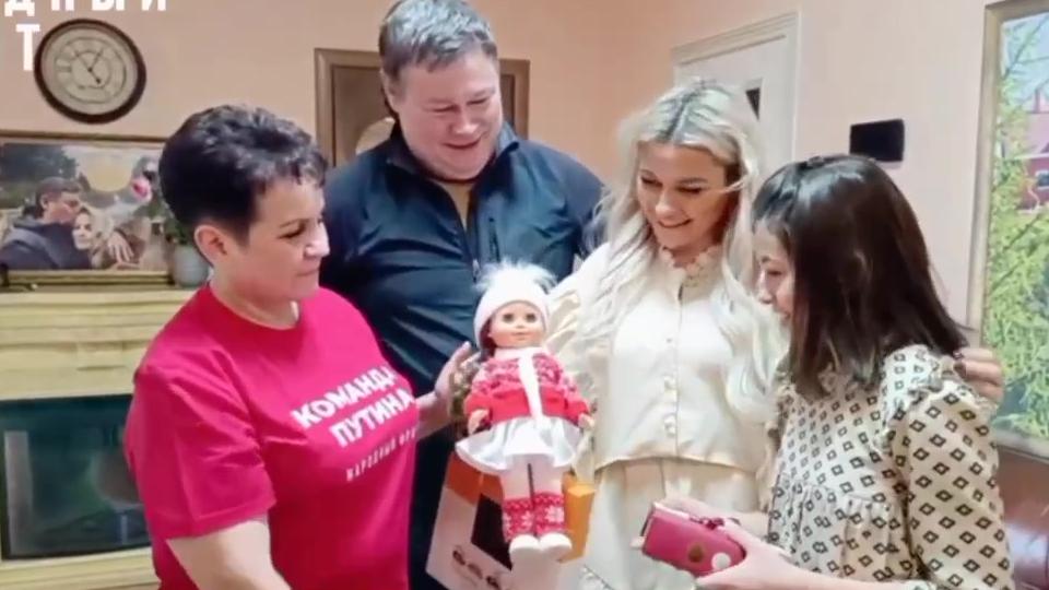 Школьница из Магнитогорска получила в подарок куклу от Владимира Путина