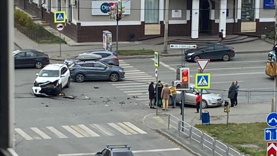 Женщина с ребенком пострадали при столкновении двух автомобилей в Челябинске