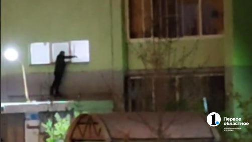 Неадекватный челябинец разбил кирпичом стекло в подъезде на улице Лобырина