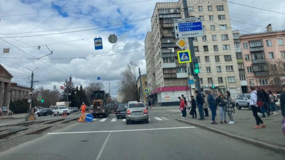В Челябинске возобновили начатый осенью ремонт трамвайных путей