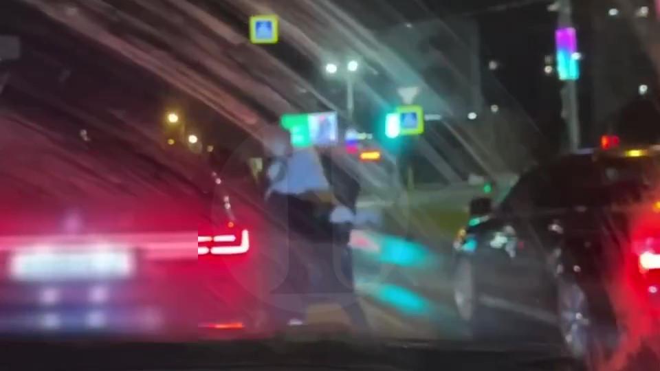 В Челябинске мужчина силой заталкивал девушку в машину