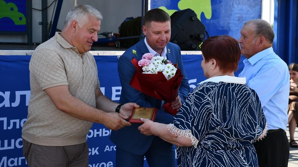 Шесть супружеских пар чествовали в Троицке на фестивале «Большая семья»