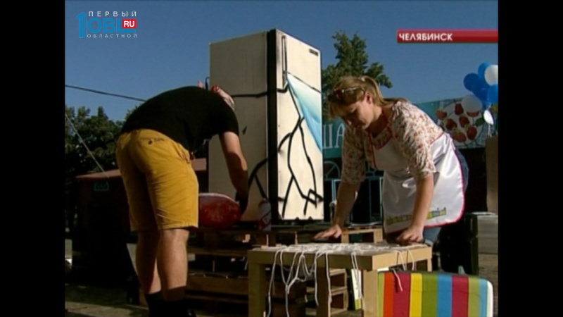 На Кировке уличные художники из старых холодильников сделали арт-объекты