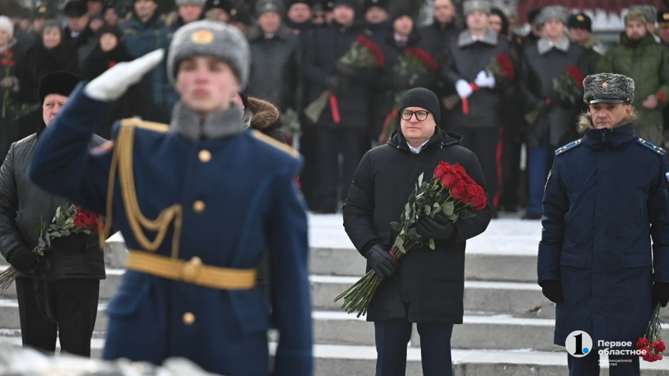Алексей Текслер возложил цветы к Вечному огню в День защитника Отечества