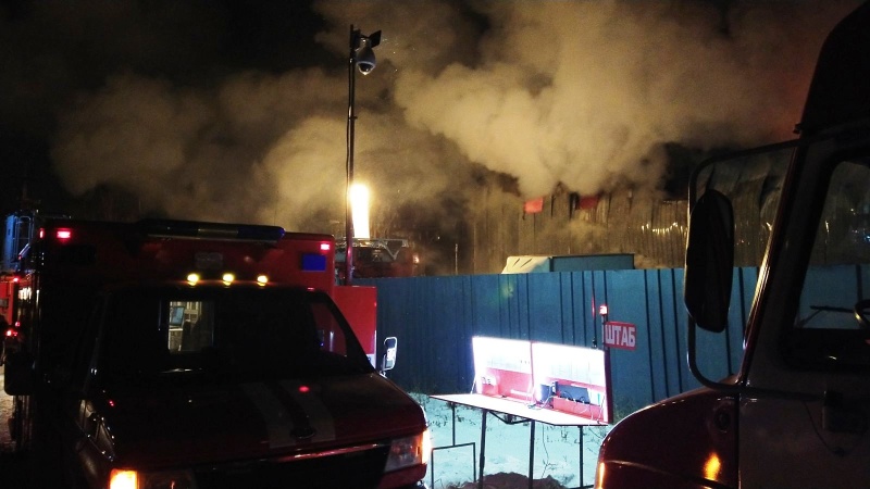 В Магнитогорске возбудили дело о поджоге после крупного пожара на складе с техникой в новогоднюю ночь