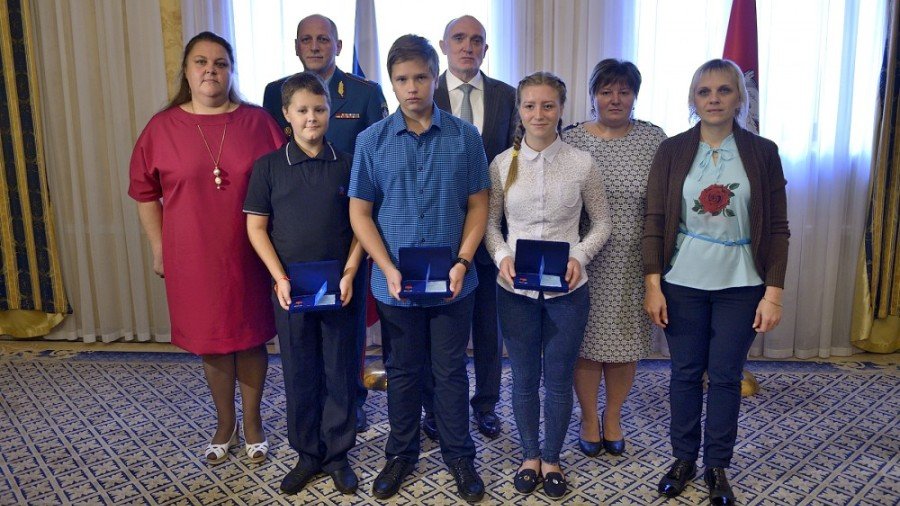 Борис Дубровский наградил трех подростков, спасших попавших в беду южноуральцев