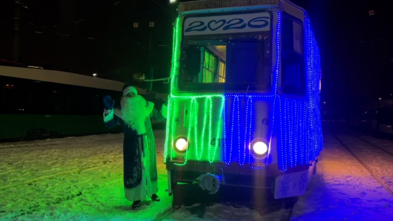 Челябинцы ловят новогодний трамвай