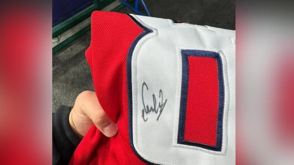 В Челябинске продают майку с автографом Александра Овечкина за полмиллиона рублей