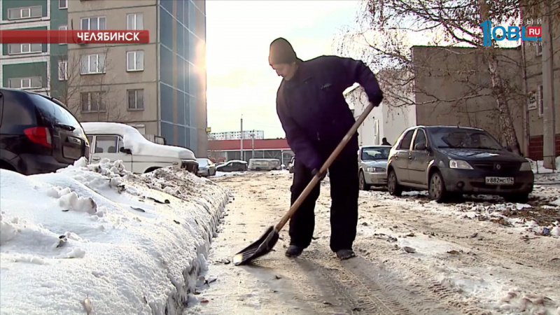 На помощь снегоуборочной техники вышли дворники