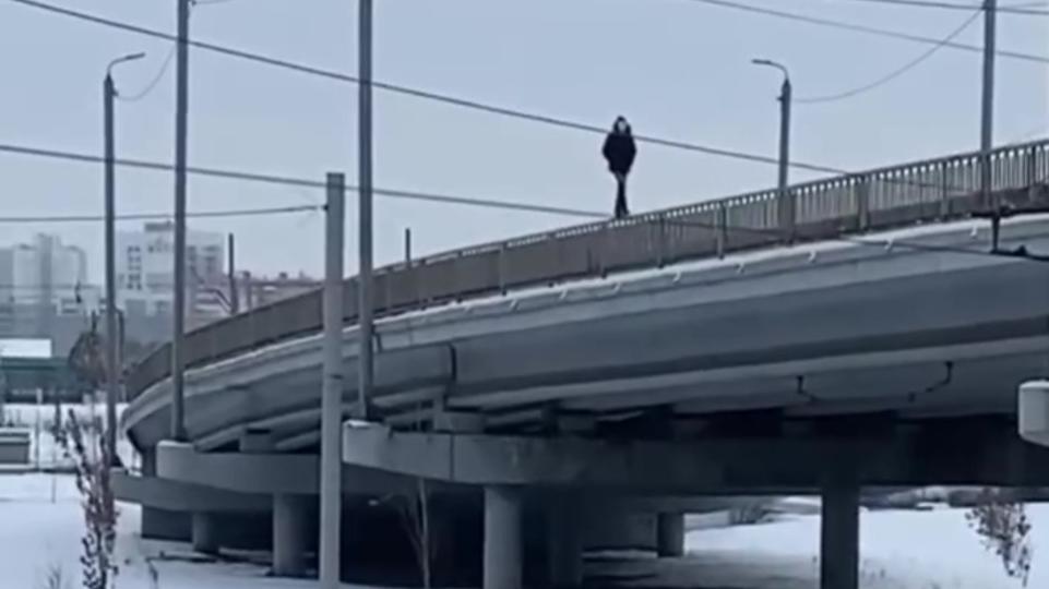 В Челябинске неизвестный прогулялся по перилам моста над дорогой