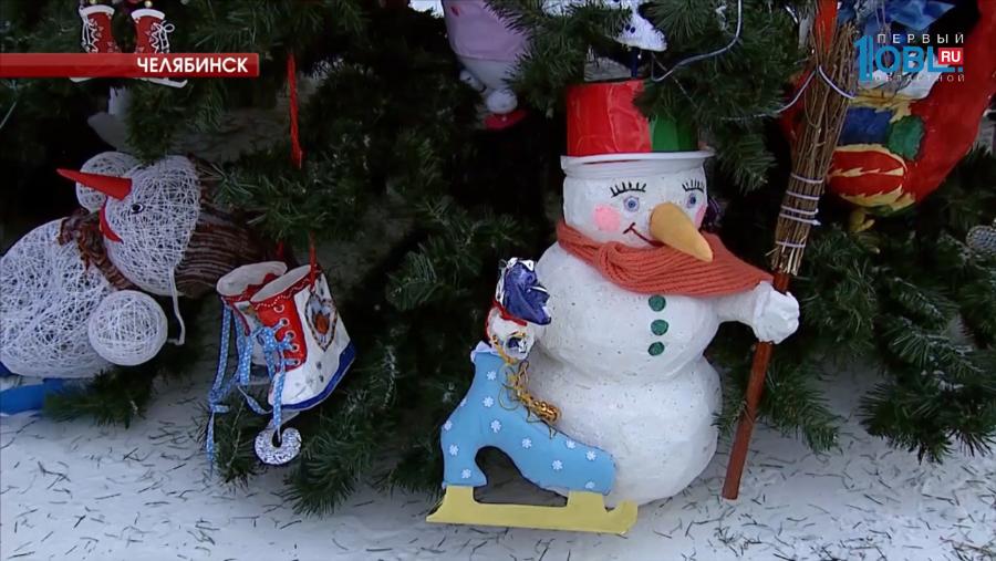 Новогодние ёлки украшают детскими поделками, присланными на конкурс