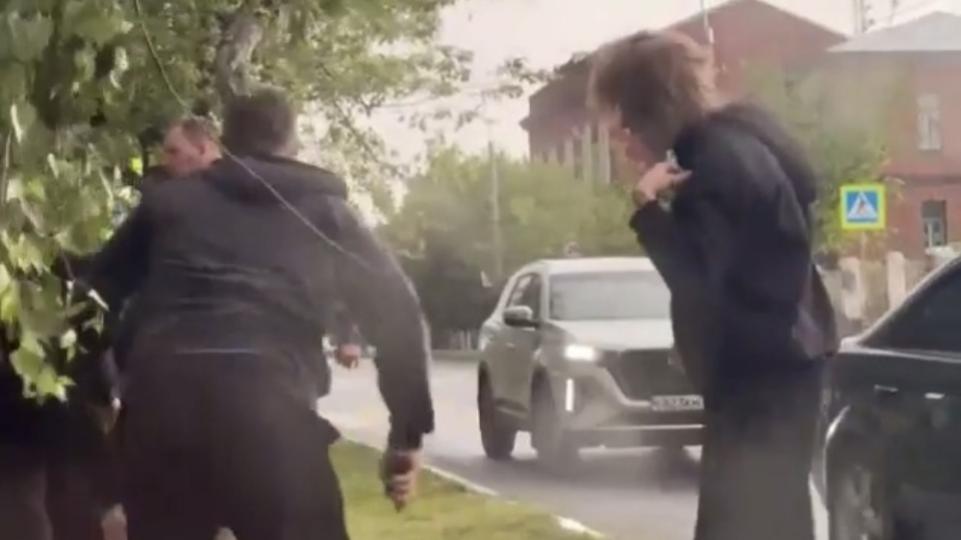 В Челябинской области толпа подростков избила 18‑летнего парня