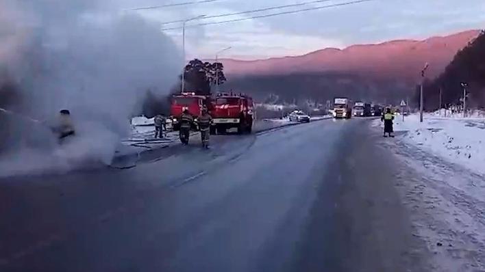 На трассе в Челябинской области из‑за горящего грузовика перекрыли движение