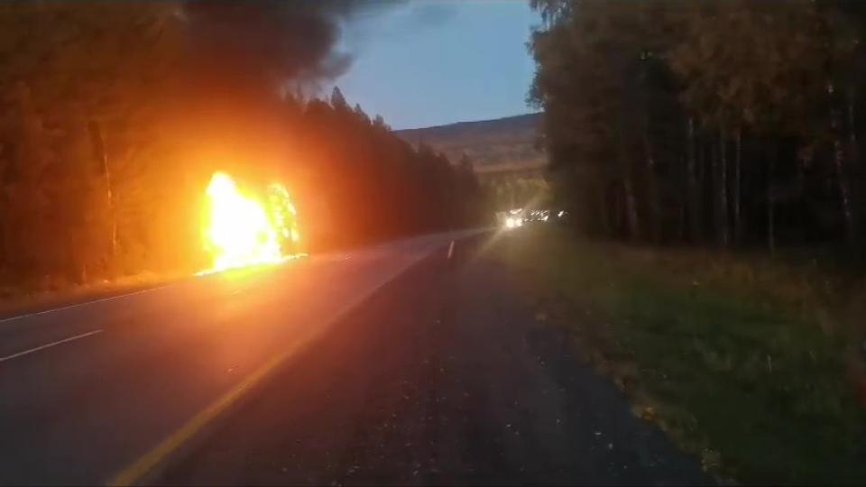 На трассе М-5 в Челябинской области загорелась фура