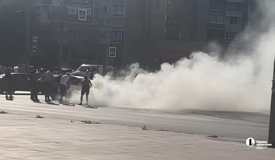 На северо-западе Челябинска легковушка вспыхнула на ходу