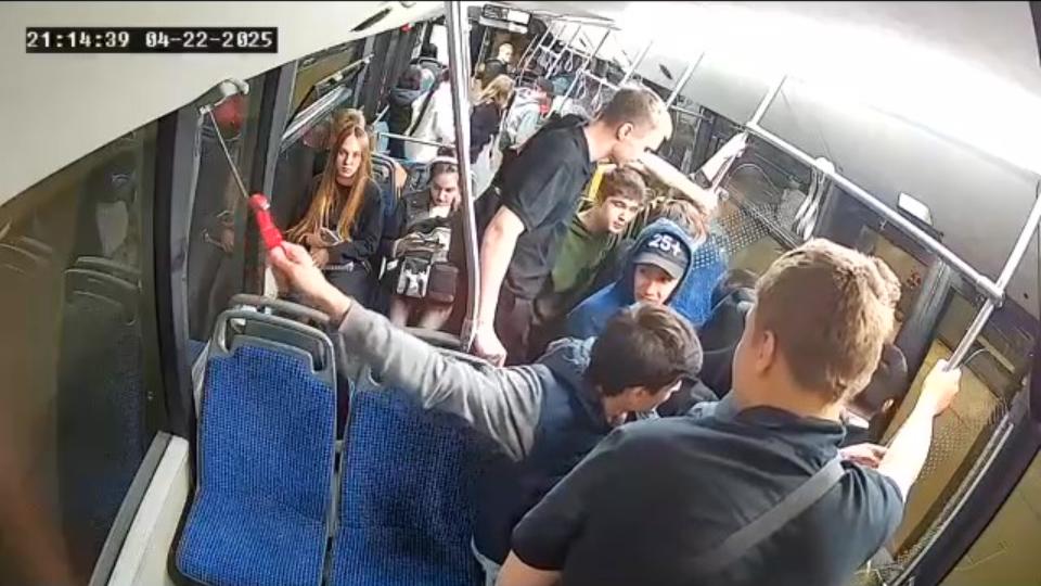 В Челябинске вандалы сорвали аварийный молоток в троллейбусе вместе с панелью