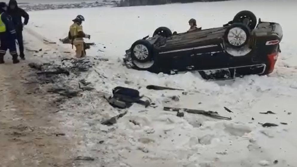 На трассе в Челябинской области в лобовом столкновении авто пострадали три человека
