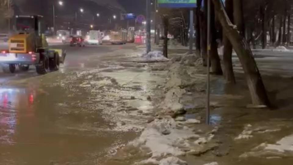 Движение в центре Челябинска перекрыли из-за коммунальной аварии