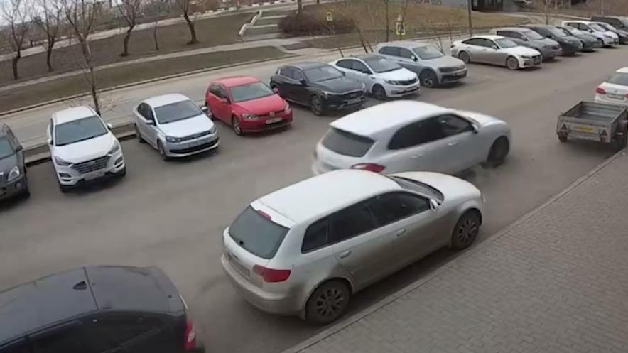 В Челябинске пьяная девушка на Porsche снесла автомобили на парковке