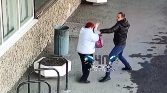 В Челябинске мужчина избил на улице прохожую